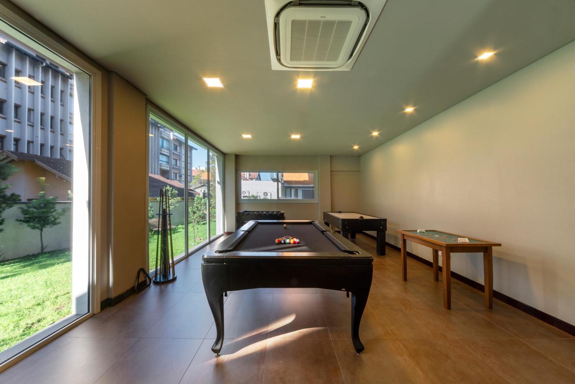 Hotel Laghetto Stilo Borges Gramado Exterior foto A pool table in a game room