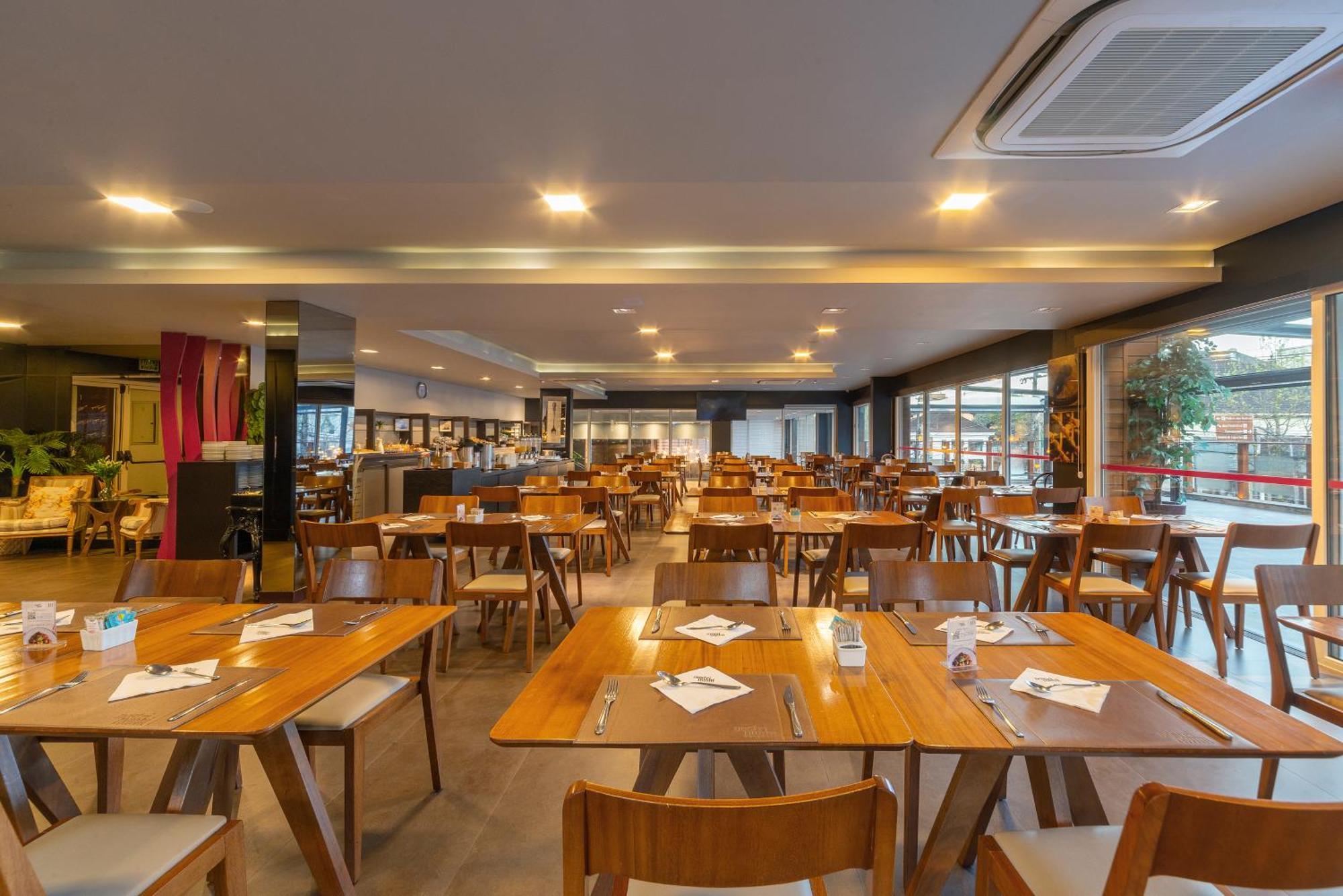 Hotel Laghetto Stilo Borges Gramado Exterior foto The interior of the restaurant